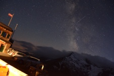 Späte Abenddämmerung am Beobachtungsplatz vor der Edelweißhütte mit Wolken, Milchstraße, Flugzeugen und Fahne