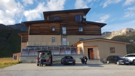 Wallackhaus: Südseite mit Parkplatz