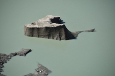 Schotter-/Eis-Inseln im See