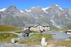 Naturkundehaus vor Hoher Dock, Bratschenkopf und Großem Wiesbachhorn